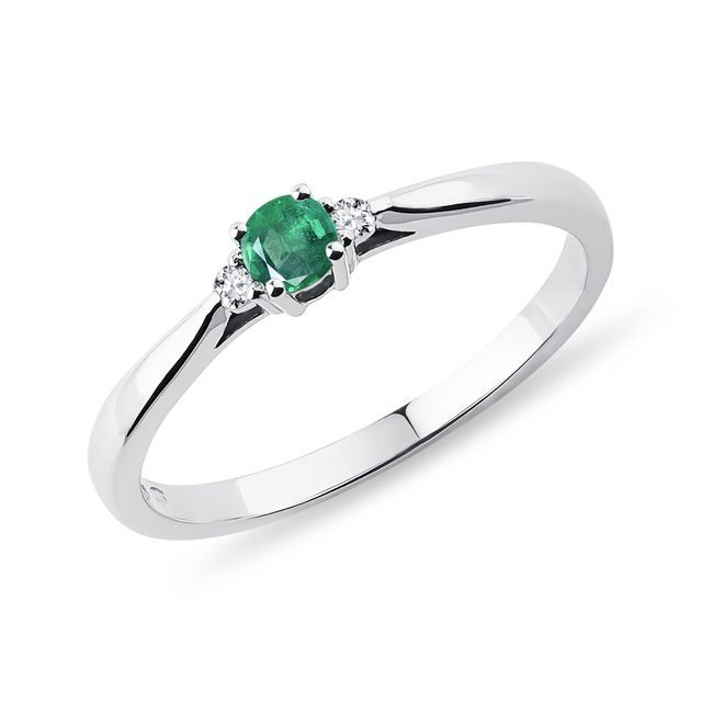 Zásnubní prsten se smaragdem a diamanty v bílém zlatě