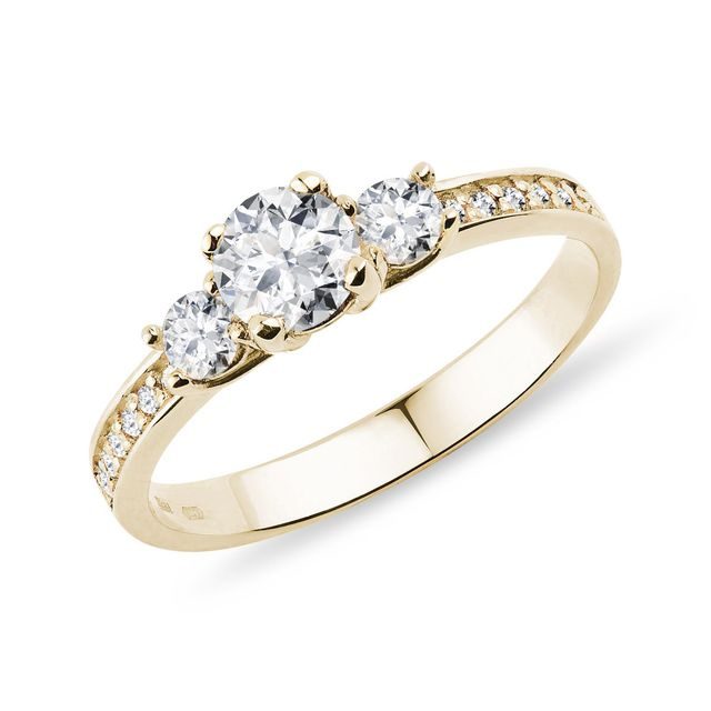 Luxusní zásnubní prsten s diamanty ve žlutém zlatě