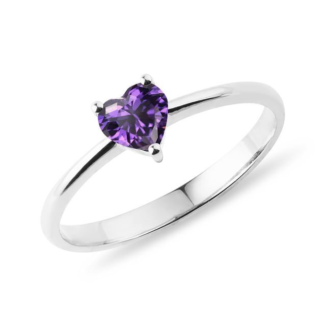Heart-shaped amethyst ring in white gold