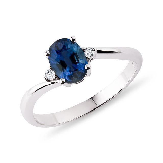 Oval sapphire and diamond ring in white gold