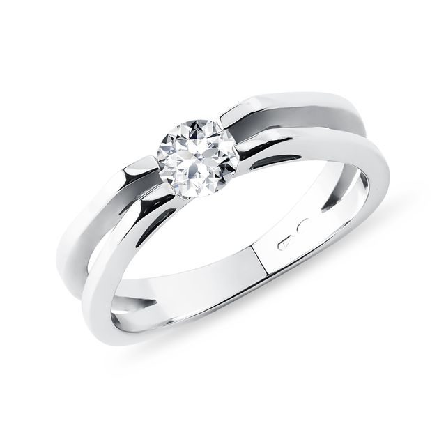 Výrazný prsten z bílého zlata s 0,35ct diamantem
