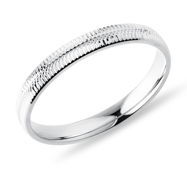 PÁNSKY PRSTEŇ S JEMNÝM GRAVÍROVANÍM V BIELOM ZLATE - SVADOBNÉ OBRÚČKY PÁNSKE - SVADOBNÉ OBRÚČKY