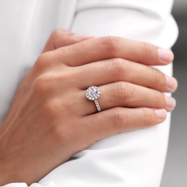 Diamantový prsten halo z bílého 14k zlata | KLENOTA