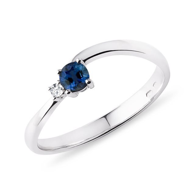 BAGUE EN OR BLANC AVEC SAPHIR BLEU ET DIAMANTS - BAGUES EN SAPHIR - BAGUES