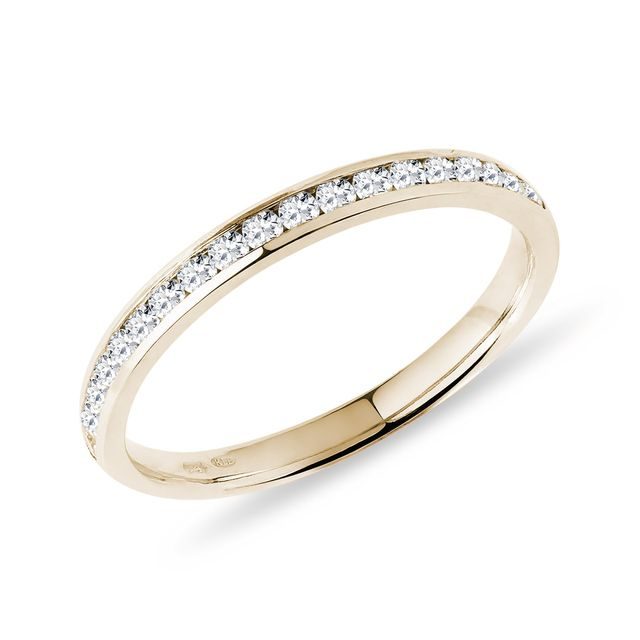 Minimalistický snubní prsten s diamanty