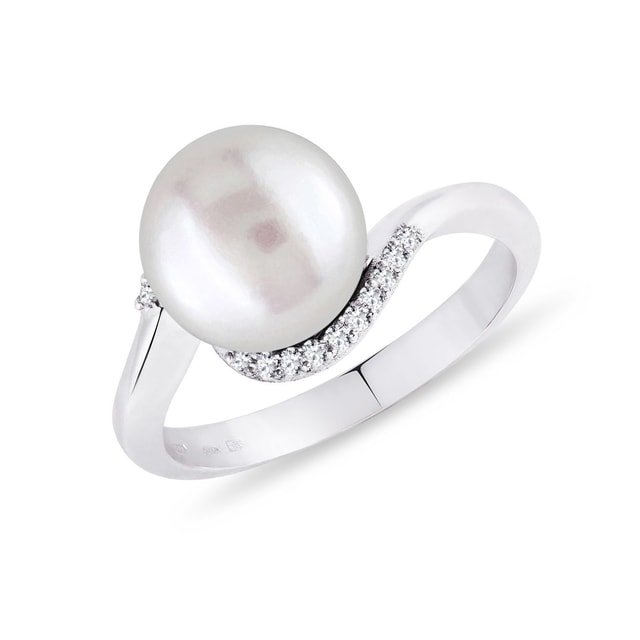 Pierścionek z białą perlą i diamentami w białym złocie