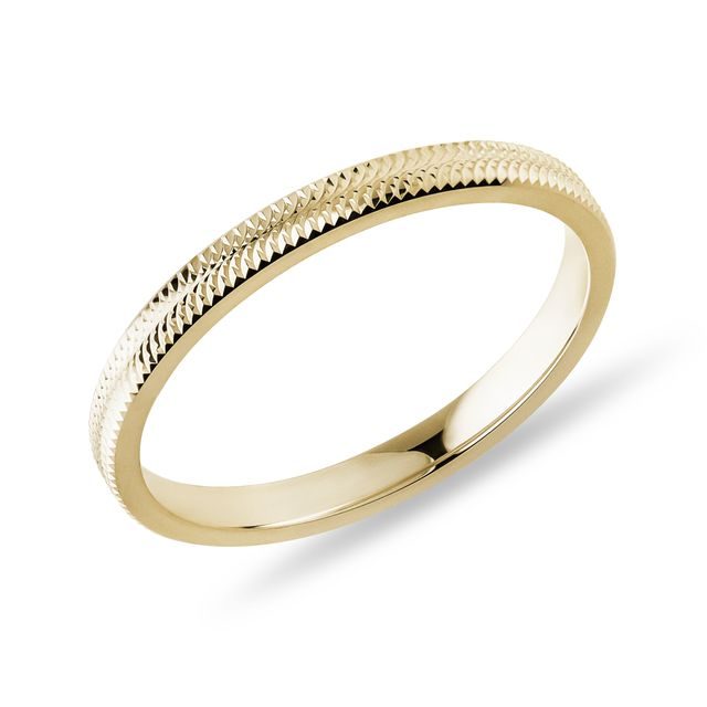 DÁMSKÝ PRSTEN S JEMNÝM GRAVÍROVÁNÍM VE ŽLUTÉM ZLATĚ - ZLATÉ PRSTENY - PRSTENY