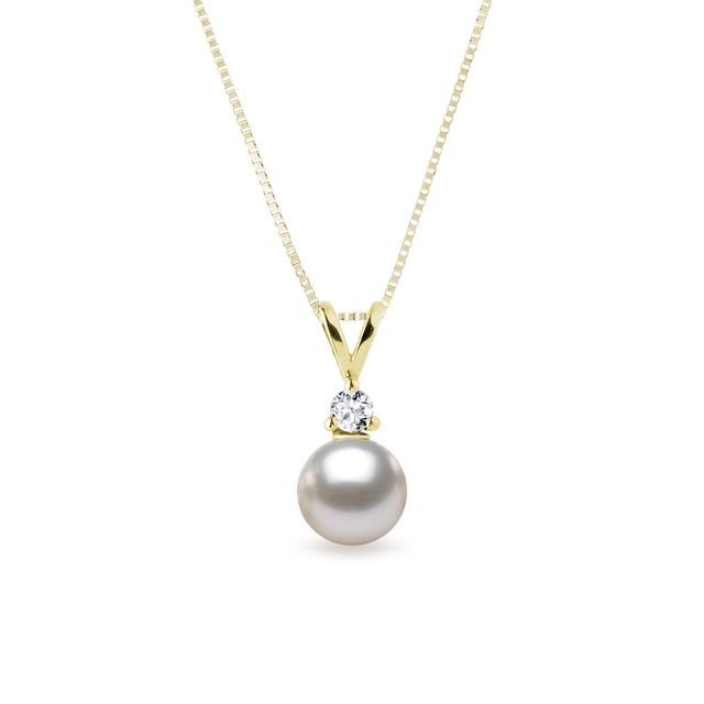 Pearl necklace with a diamond in yellow gold
