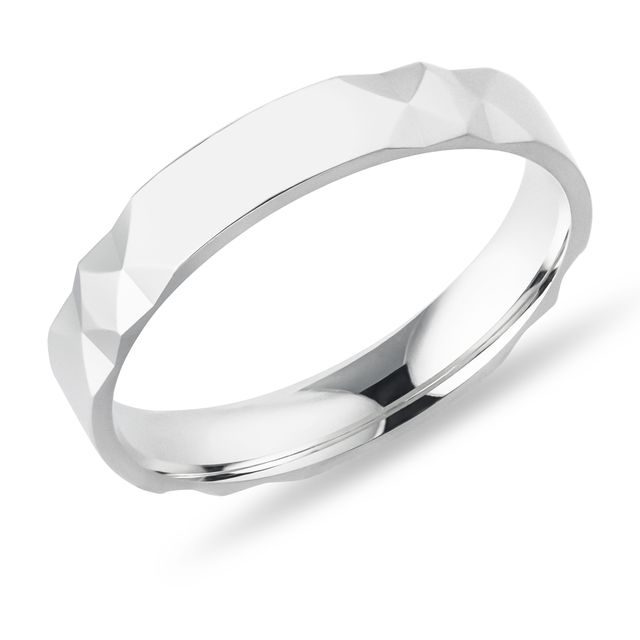 PRSTEŇ Z BIELEHO ZLATA S FAZETAMI PO STRANÁCH - SVADOBNÉ OBRÚČKY PÁNSKE - SVADOBNÉ OBRÚČKY