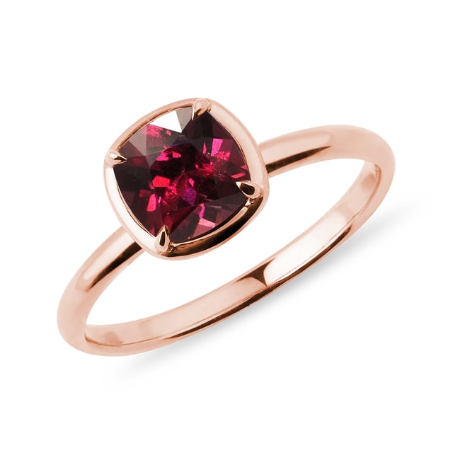 Prsten z růžového zlata s rhodolitem
