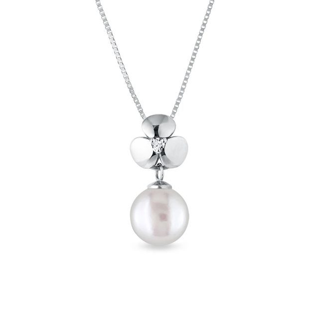 Diamond and pearl pendant in white gold