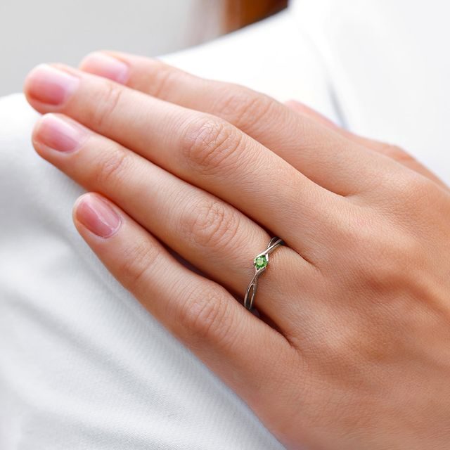 Green diamond ring in white gold | KLENOTA