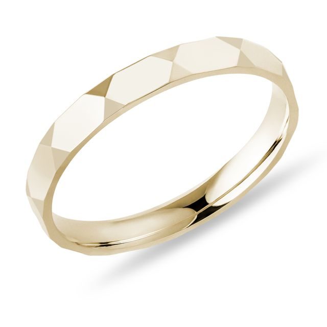 PÁNSKÝ SNUBNÍ PRSTEN S FASETAMI VE ŽLUTÉM ZLATĚ - PÁNSKÉ SNUBNÍ PRSTENY - SNUBNÍ PRSTENY