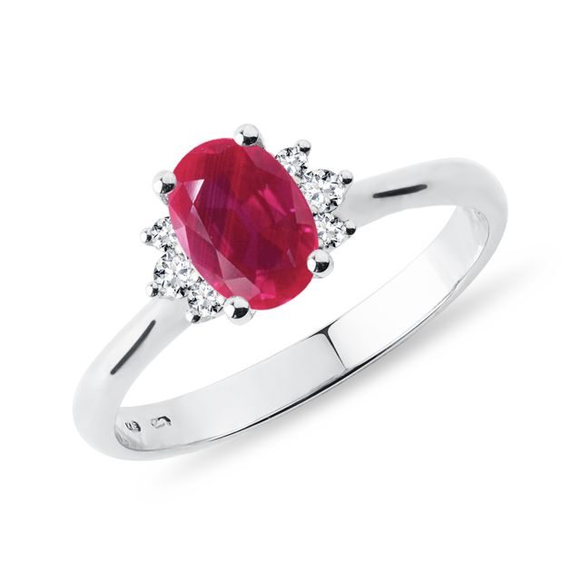 BAGUE EN OR BLANC, RUBIS ET DIAMANTS - BAGUES DE FIANÇAILLES EN RUBIS - BAGUES DE FIANÇAILLES