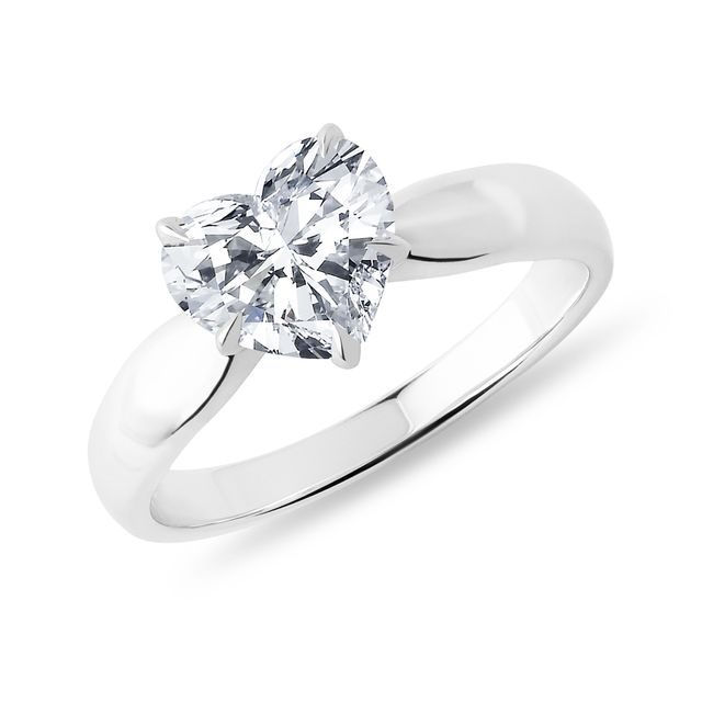 PIERŚCIONEK Z BIAŁEGO ZŁOTA Z LABORATORYJNYM DIAMENTEM W KSZTAŁCIE SERCA - PIERŚCIONKI Z LAB GROWN DIAMENTAMI - PIERŚCIONKI ZARĘCZYNOWE