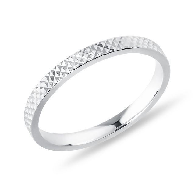 DÁMSKY PRSTEŇ Z BIELEHO ZLATA S JEMNÝM VZOROM - PRSTENE BIELE ZLATO - PRSTENE