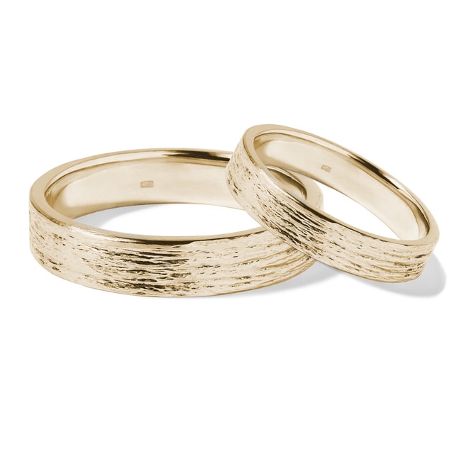 Wedding ring set in yellow gold