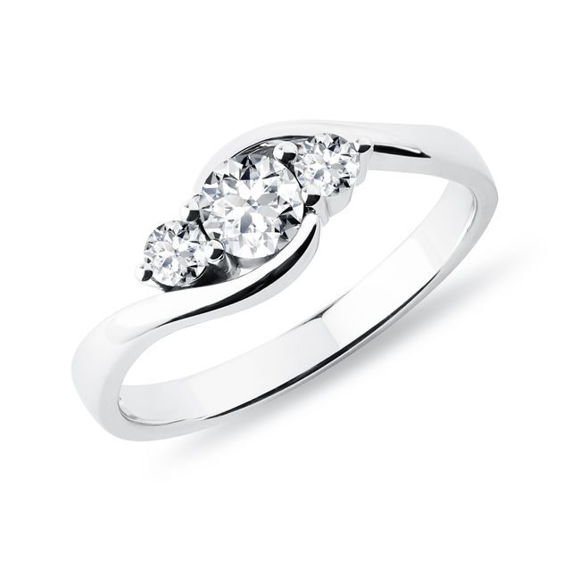 PRSTEN SE TŘEMI DIAMANTY V BÍLÉM ZLATĚ - DIAMANTOVÉ ZÁSNUBNÍ PRSTENY - ZÁSNUBNÍ PRSTENY