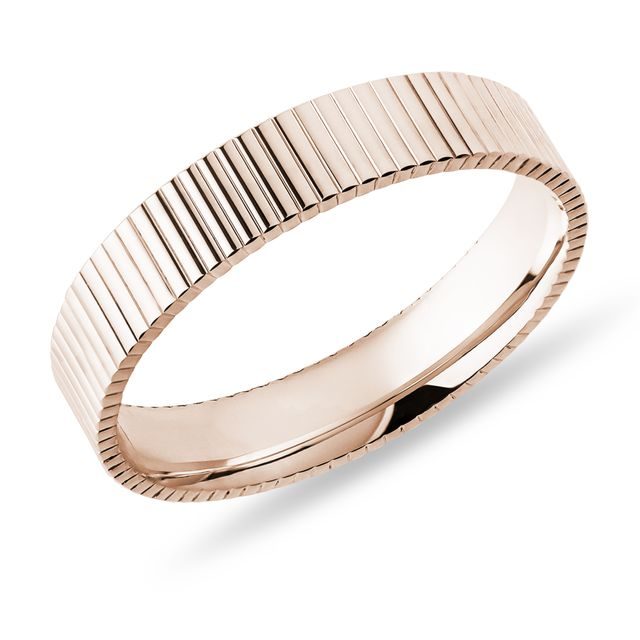 PÁNSKÝ PRSTEN S LINIOVÝM GRAVÍROVÁNÍM V RŮŽOVÉM ZLATĚ - PÁNSKÉ SNUBNÍ PRSTENY - SNUBNÍ PRSTENY