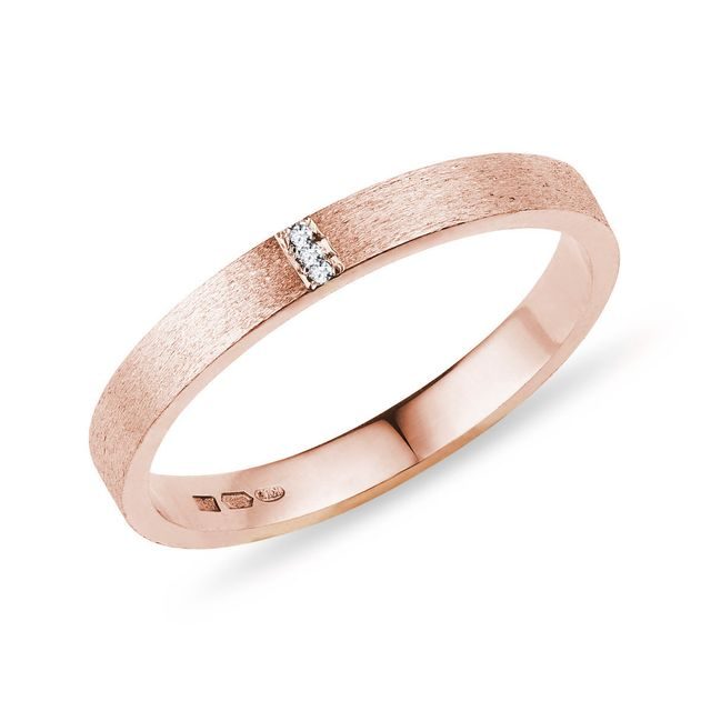 Matovaný snubní prsten z růžového zlata