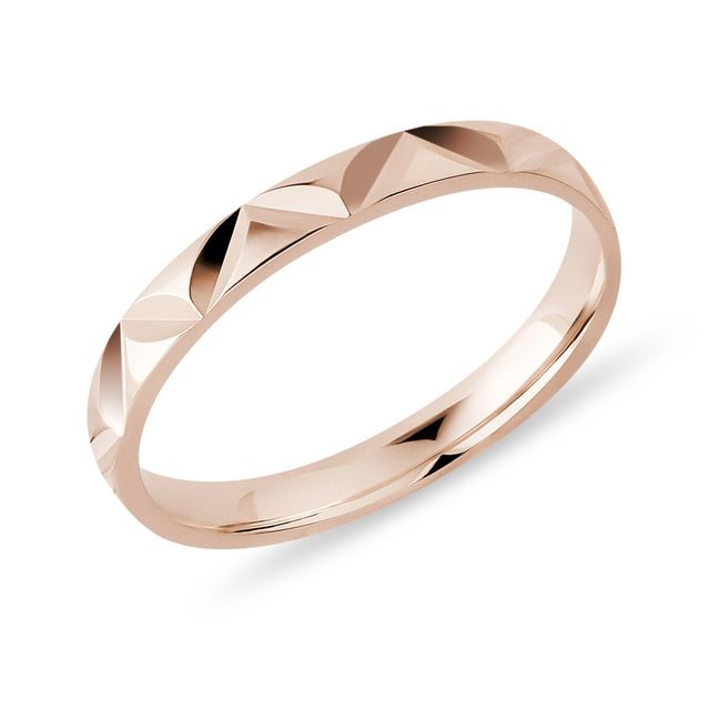 DÁMSKÝ SNUBNÍ PRSTEN S FASETAMI V RŮŽOVÉM ZLATĚ - PRSTENY Z RŮŽOVÉHO ZLATA - PRSTENY