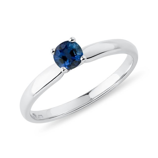 Ring with Round Sapphire in White Gold