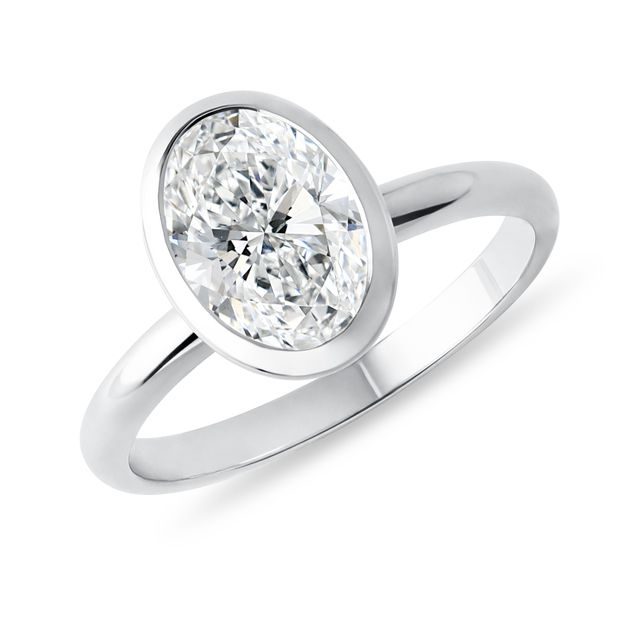 VÝRAZNÝ PRSTEŇ S OVÁLNYM DIAMANTOM V BIELOM ZLATE - PRSTENE S LAB-GROWN DIAMANTMI - ZÁSNUBNÉ PRSTENE