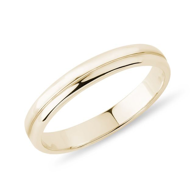 Women's semi-rounded edge engraved wedding ring in yellow gold