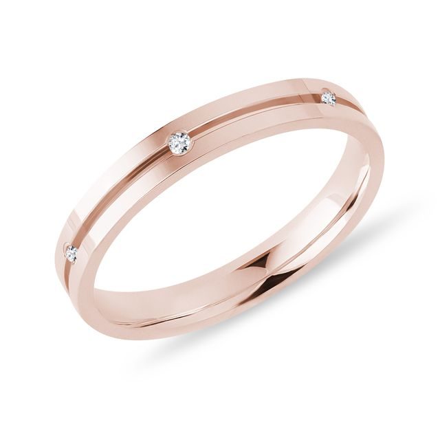 DÁMSKÝ PRSTEN S DRÁŽKOU A DIAMANTY V RŮŽOVÉM ZLATĚ - PRSTENY S DIAMANTY - PRSTENY