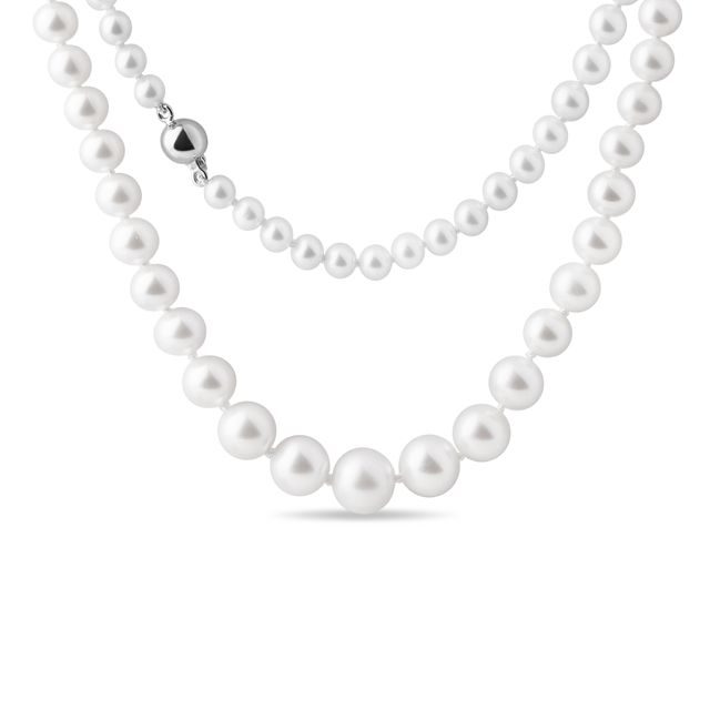Kónický perlový náhrdelník se zapínáním v bílém zlatě