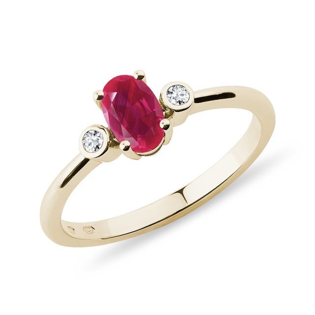 RING AUS GELBGOLD OVALEM RUBIN UND DIAMANTEN - RUBIN-VERLOBUNGSRINGE - VERLOBUNGSRINGE
