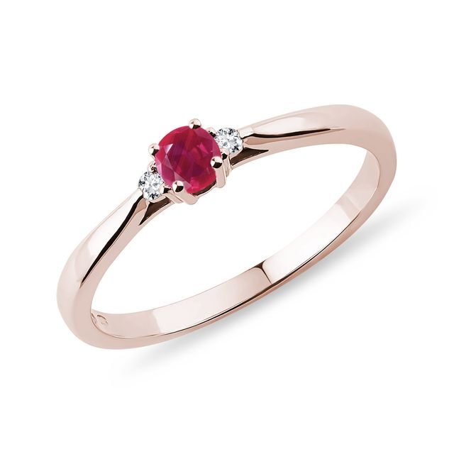 Prsten s rubínem a diamanty v růžovém zlatě