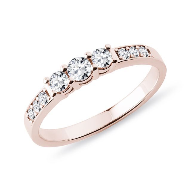 BAGUE EN OR ROSE AVEC TRIADE DE DIAMANTS - BAGUES DE FIANÇAILLES EN DIAMANT - BAGUES DE FIANÇAILLES