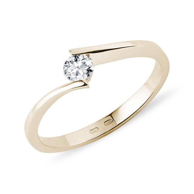 Spirálovitý prsten ze žlutého zlata s briliantem