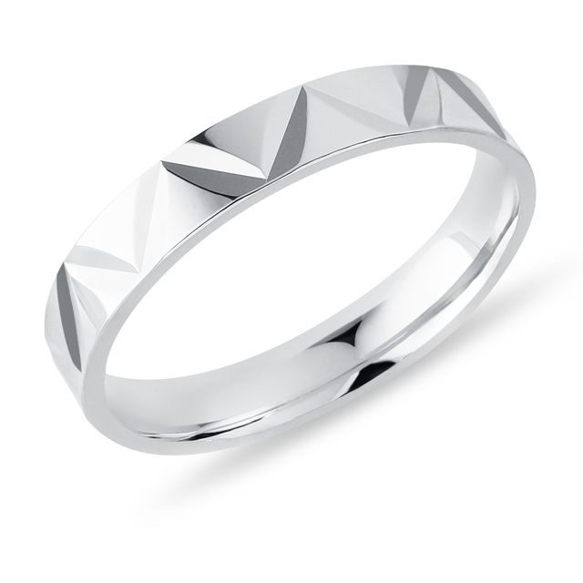 PÁNSKY PRSTEŇ Z BIELEHO ZLATA SO ŠTRUKTÚROVANÝM POVRCHOM - SVADOBNÉ OBRÚČKY PÁNSKE - SVADOBNÉ OBRÚČKY