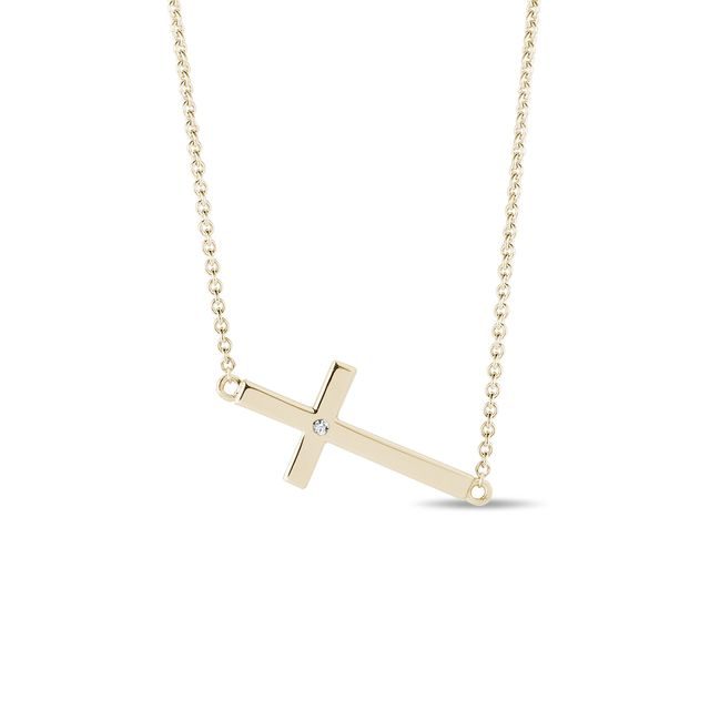 Cross pendant necklace in yellow gold