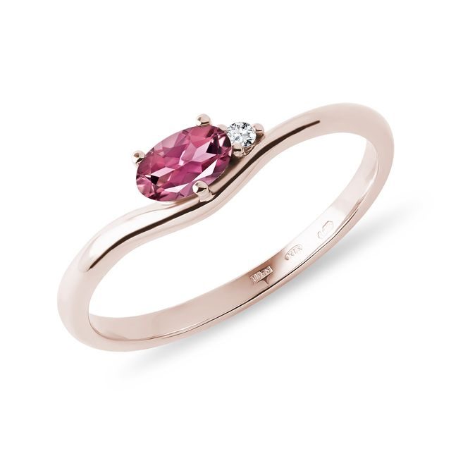 Oval tourmaline and diamond ring in gold