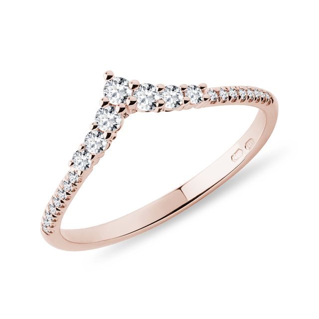 CHEVRON-RING AUS ROSÉGOLD MIT DIAMANTEN - TRAURINGE FÜR DAMEN{% if zbozi.kategorie.adresa_nazvy[0] != zbozi.kategorie.nazev %} - TRAURINGE{% endif %}