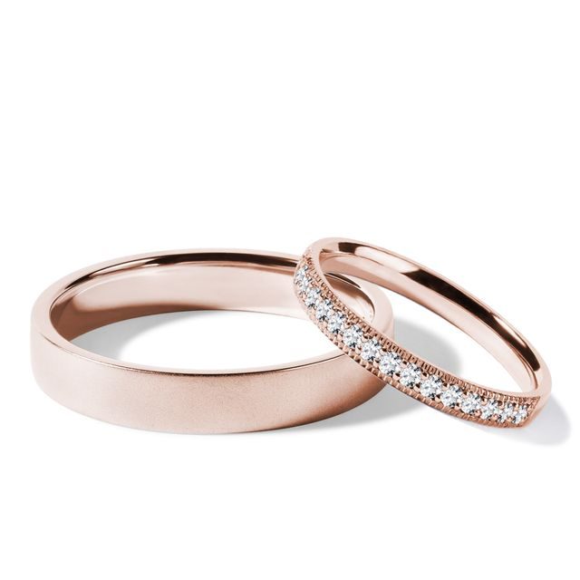 EHERINGSET AUS ROSEGOLD MIT DIAMANTEN UND EINEM SATIN-FINISH - ROSÉGOLDENE TRAURINGE IM SET{% if zbozi.kategorie.adresa_nazvy[0] != zbozi.kategorie.nazev %} - TRAURINGE{% endif %}