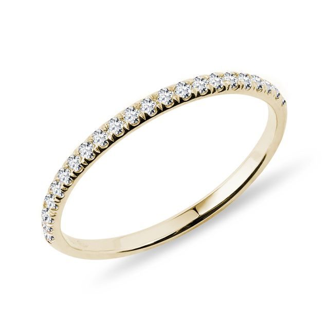 Zlatý prsten s řadou diamantů