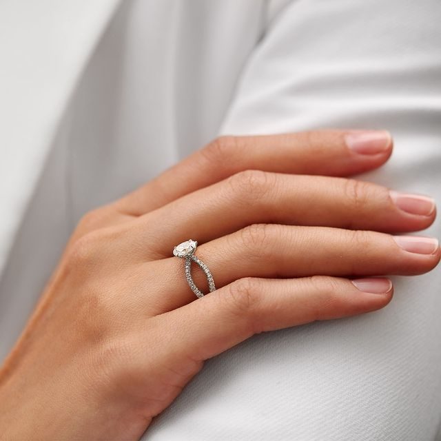 Luxusní zásnubní prsten z bílého zlata s diamanty | KLENOTA