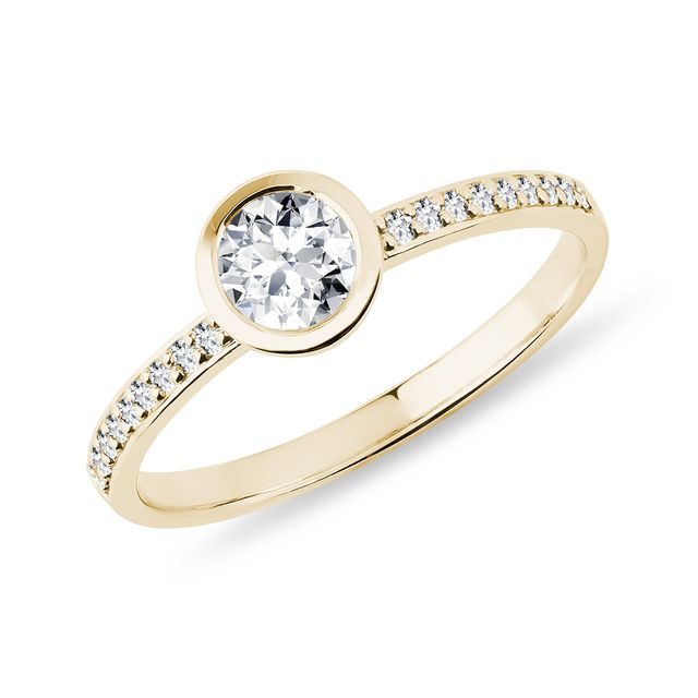 Diamantový zásnubní prsten bezel ve zlatě