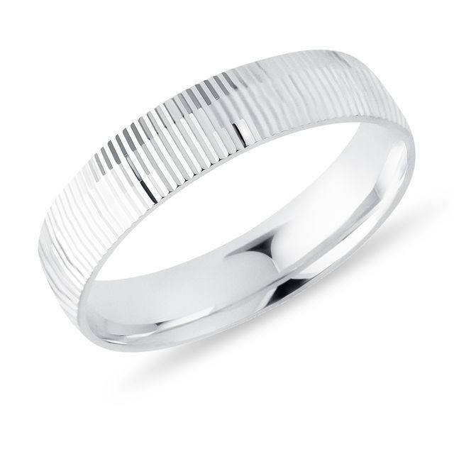MODERNÝ PÁNSKY PRSTEŇ S VRÚBKOVANÍM V BIELOM 14K ZLATE - PRSTENE BIELE ZLATO - PRSTENE