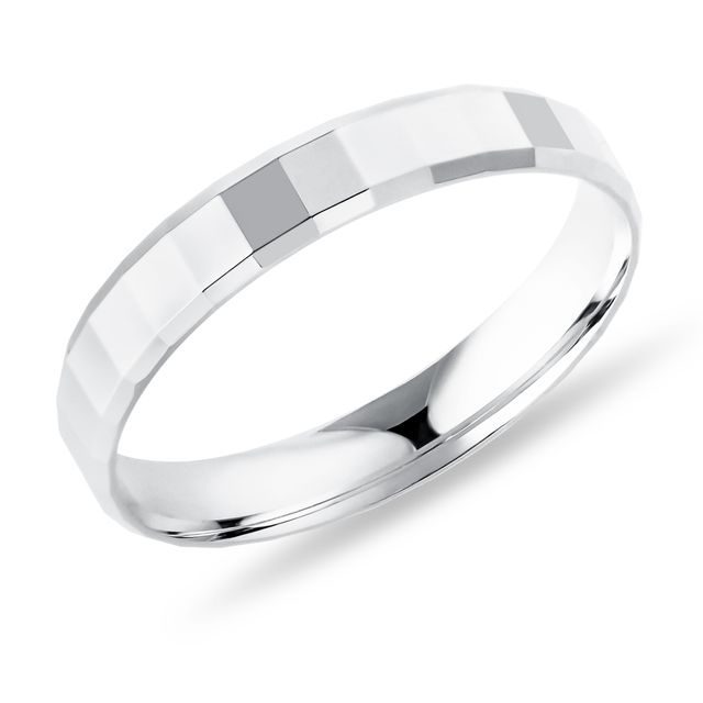 PÁNSKY PRSTEŇ Z BIELEHO ZLATA S FAZETAMI - SVADOBNÉ OBRÚČKY PÁNSKE - SVADOBNÉ OBRÚČKY