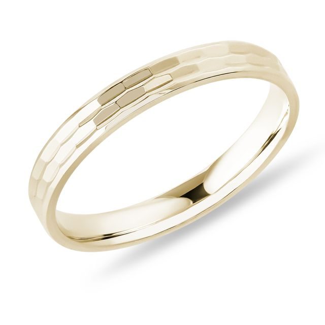 PÁNSKÝ PRSTEN S RYTÝM POVRCHEM VE 14K ZLATĚ - PÁNSKÉ SNUBNÍ PRSTENY - SNUBNÍ PRSTENY