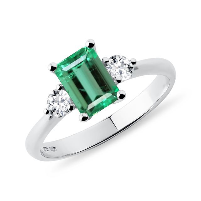 Prsten se smaragdem emerald a brilianty v bílém zlatě
