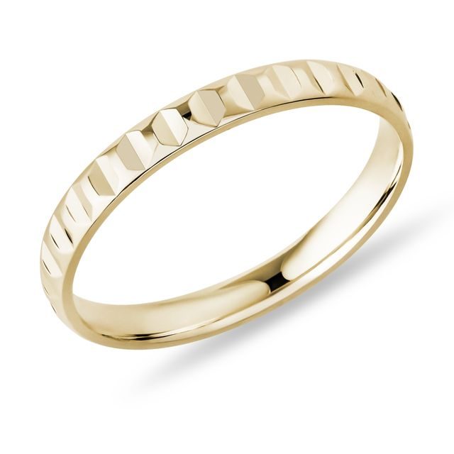 PÁNSKÝ GRAVÍROVANÝ PRSTEN ZE ŽLUTÉHO 14K ZLATA - ZLATÉ PRSTENY - PRSTENY