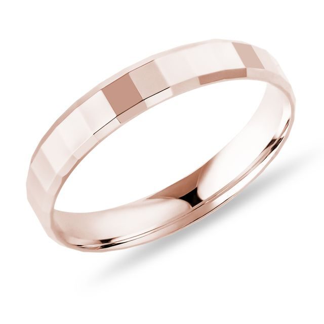MODERNÍ PÁNSKÝ PRSTEN S FASETAMI V RŮŽOVÉM ZLATĚ - PÁNSKÉ SNUBNÍ PRSTENY - SNUBNÍ PRSTENY
