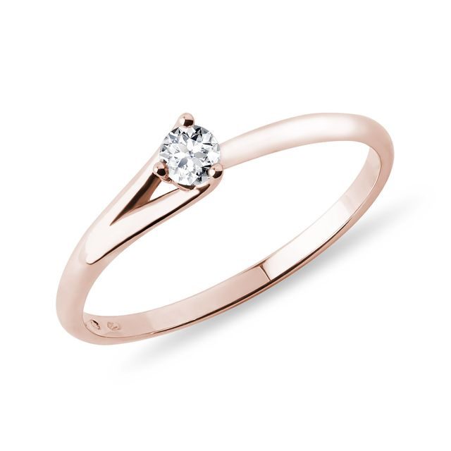 Asymetrický prsten z růžového zlata s briliantem