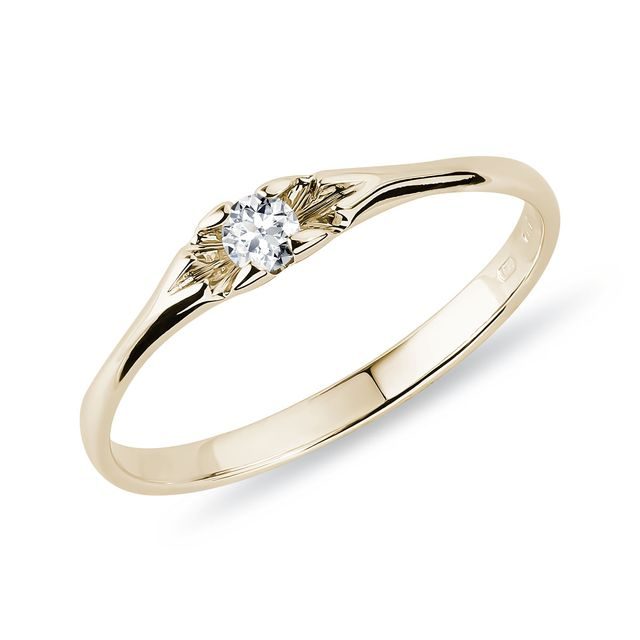 Tenký zlatý prsten s kulatým diamantem